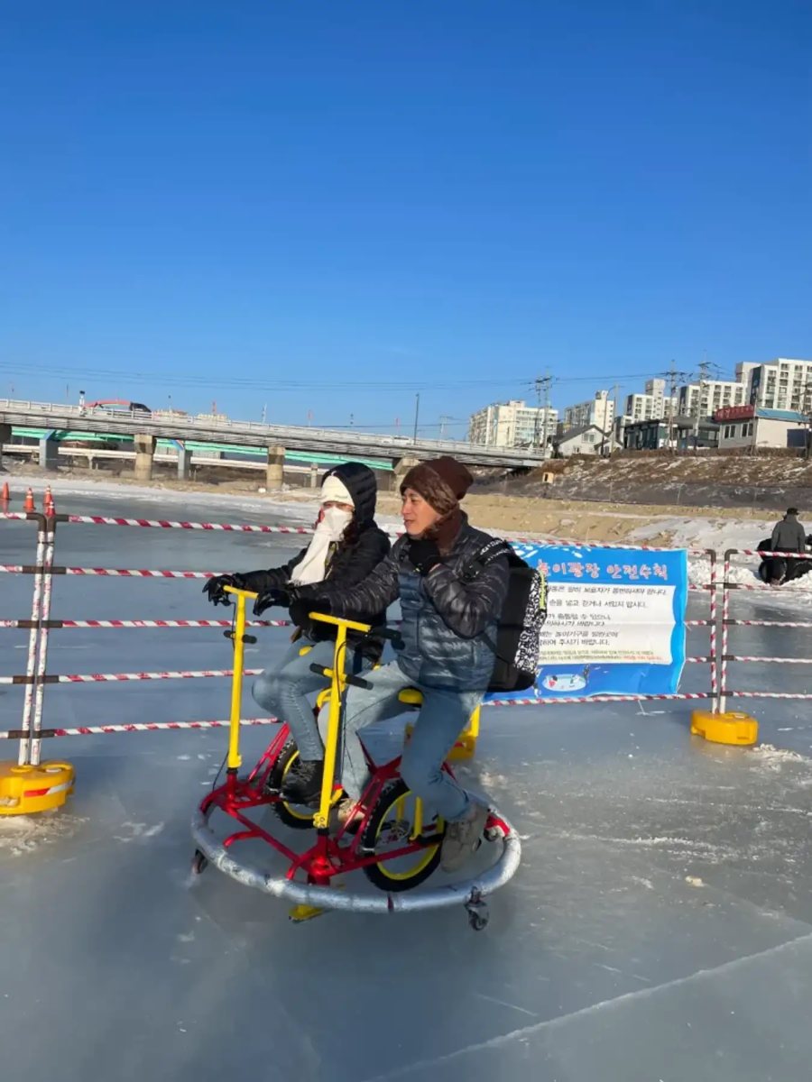 Một trong những hoạt động hấp dẫn nhất tại lễ hội câu cá Pyeongchang chính là trải nghiệm đi xe đạp trên băng