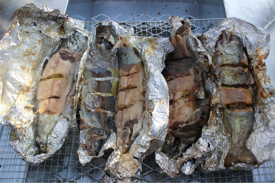 Bạn sẽ được thưởng thức vô vàn món ăn đặc sản được chế biến từ chính những con cá hồi tươi ngon vừa câu được