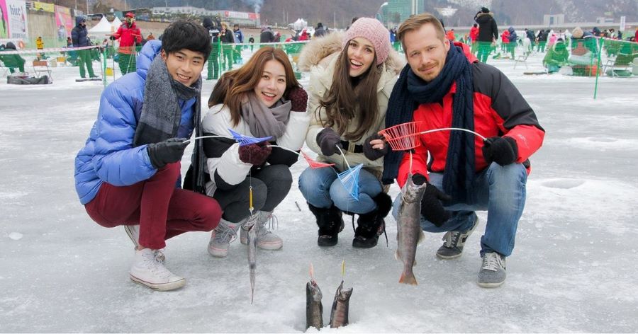 Câu cá trên băng là hoạt động chính và hấp dẫn nhất của Lễ hội Sancheoneo Hwacheon