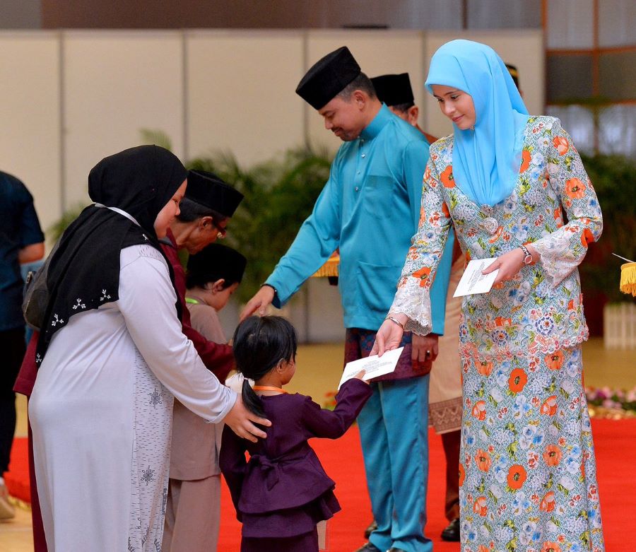 Trẻ em khi đến hoàng cung Istana Nurul Iman vào dịp lễ Hari Raya Aidilfitri còn được nhận thêm lì xì 