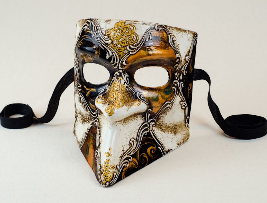 Mặt nạ Bauta có thiết kế bao trùm hết toàn bộ gương mặt