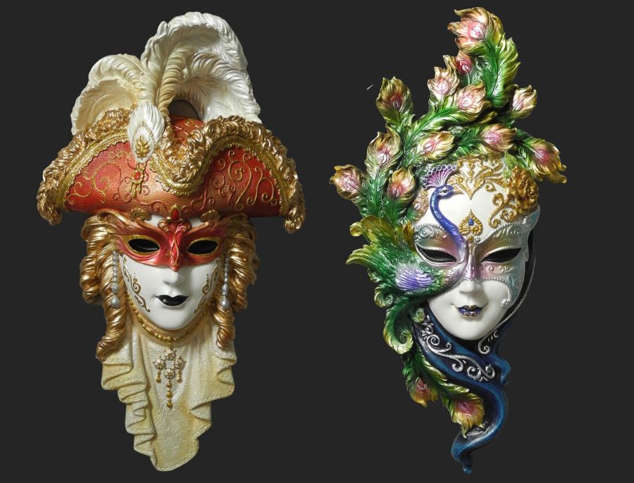 Mặt nạ Venice sở hữu đặc điểm vượt trội là các họa tiết được trang trí cầu kỳ