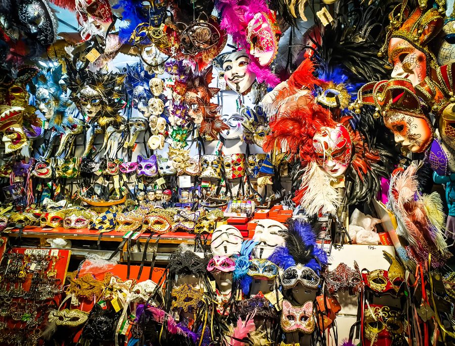 Những chiếc mặt nạ được bày bán ở khắp mọi nơi trên toàn nước Ý