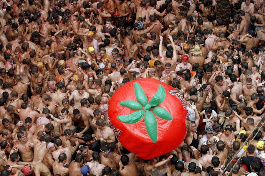 Lễ hội ném cà chua La Tomatina là một trong những lễ hội ném hoa quả lớn nhất tại Châu Âu 