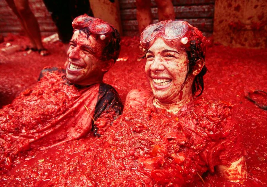 Lễ hội ném cà chua La Tomatina Tây Ban Nha diễn ra trong không khí sôi động và nhộn nhịp 