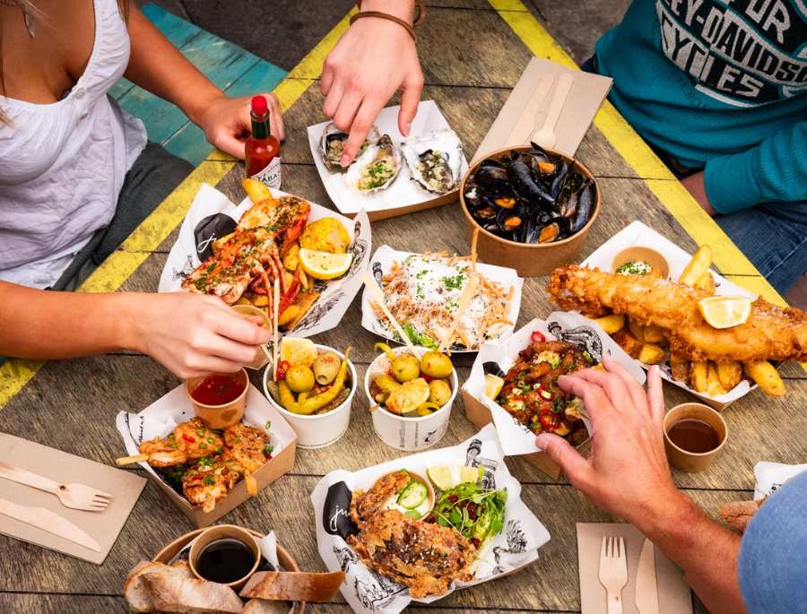 "The World's Longest Lunch" không chỉ là một bữa ăn, mà còn là một trải nghiệm văn hóa độc đáo