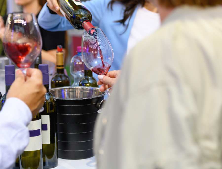 Thưởng thức rượu vang là những trải nghiệm vô cùng thú vị