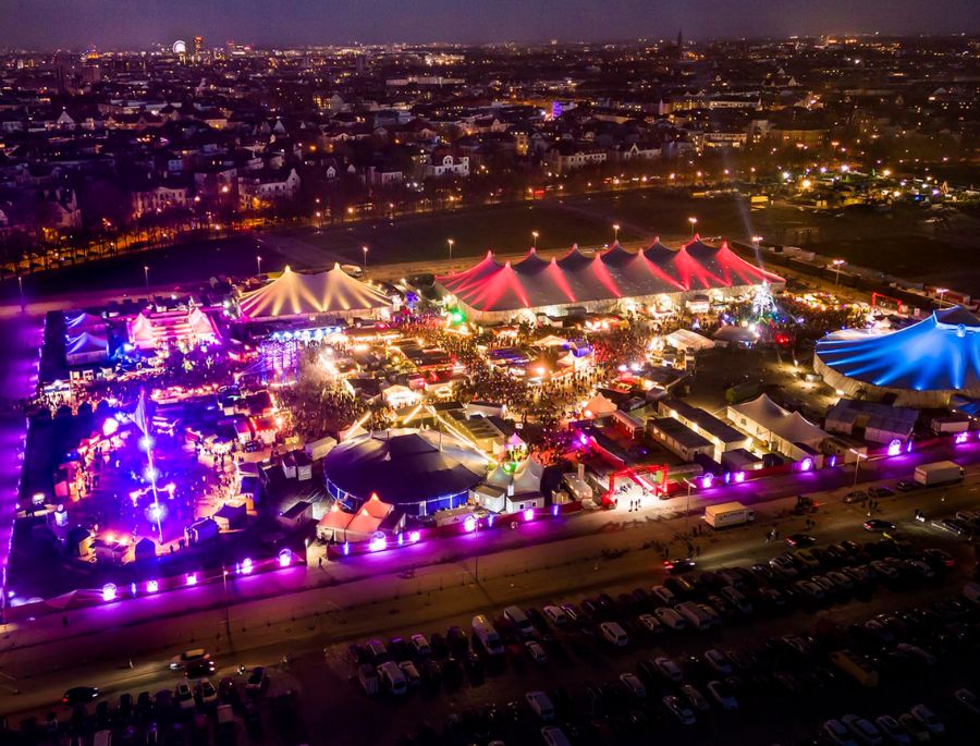 Lễ hội mùa đông Winter Tollwood chụp từ trên cao