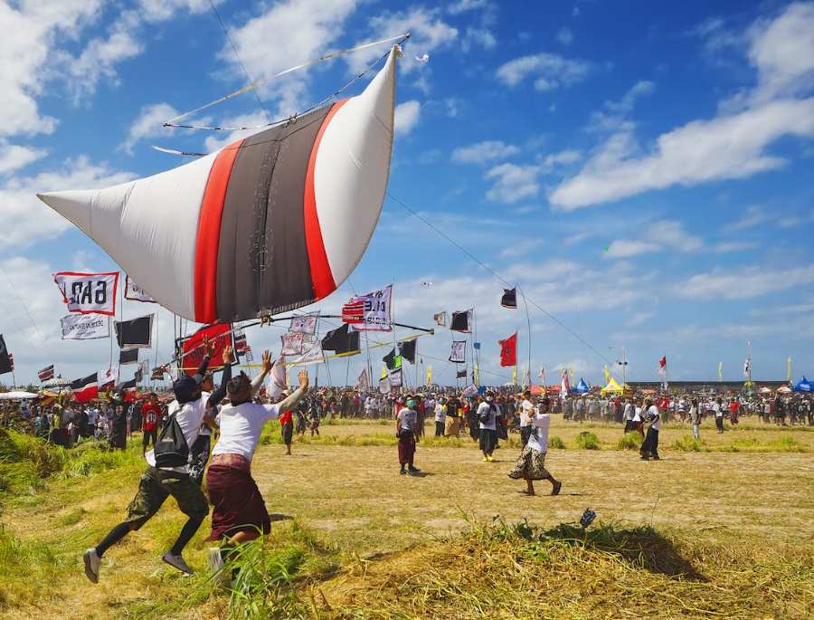 Lễ hội diều được tổ chức thường niên vào ngày 10 đến 13/7 hằng năm tại bãi biển Sanur