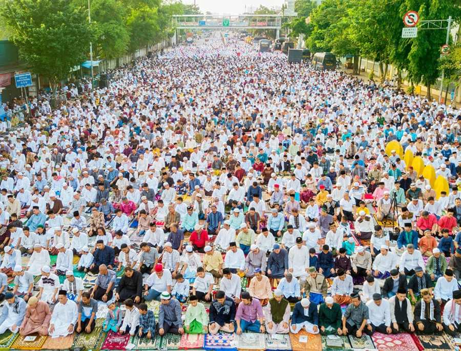 Mọi người thường dành nhiều thời gian để cầu nguyện, đọc kinh Koran và làm các việc thiện