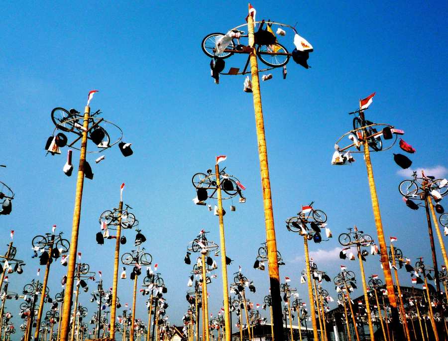 Lễ hội leo cột bôi mỡ là một trong những truyền thống lâu đời và được yêu thích nhất của người Indonesia