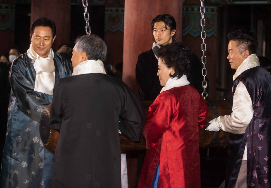 Đúng 12 giờ đêm, những người được lựa chọn sẽ lên tháp Bosingak và dùng búa gỗ để rung chuông