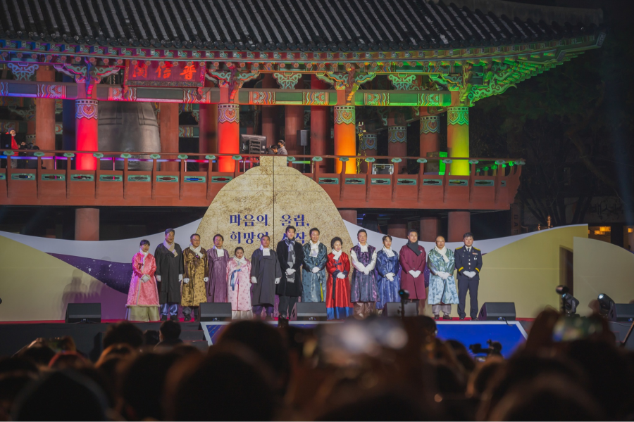 Vì lễ hội được diễn ra vào đêm giao thừa với thời tiết khá lạnh, bạn nên ưu tiên những trang phục giữ ấm