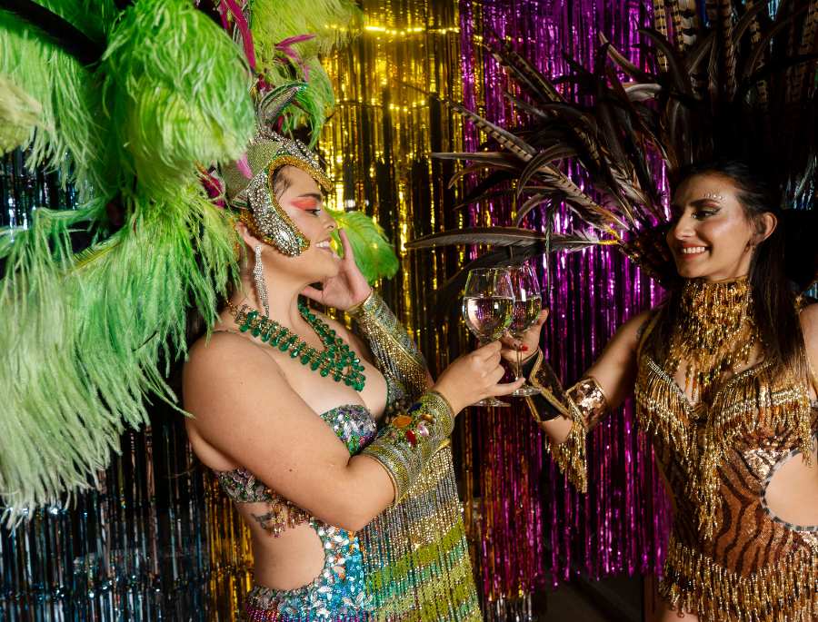 Những màn biểu diễn nghệ thuật cũng khiến cho lễ hội trở nên sôi nổi hơn