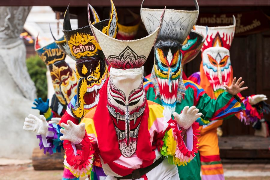 Lễ hội ma Phi Ta Khon nổi tiếng với những chiếc mặt nạ sặc sỡ sắc màu 