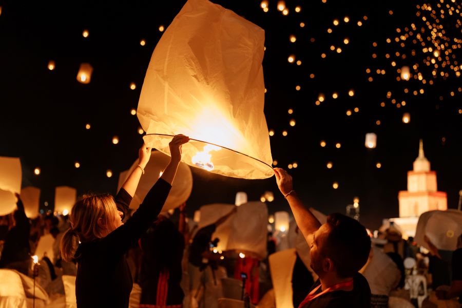 Mọi người sẽ cùng nhau thả đèn lồng lên bầu trời và cầu nguyện những điều tốt lành 