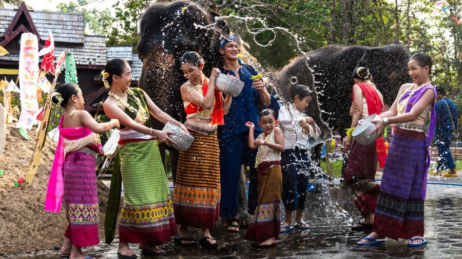 Lễ hội té nước Songkran thu hút du khách với hoạt động té nước đầy thú vị và sảng khoái 