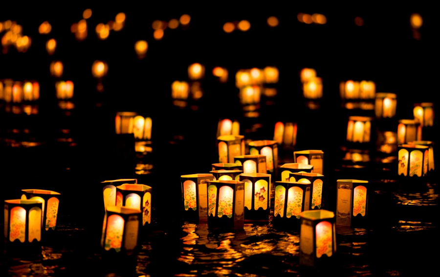 Tuần lễ Obon, thường diễn ra từ ngày 13 đến 15 tháng 8 âm lịch, là một trong ba kỳ nghỉ dài nhất trong năm của Lịch Đỏ Nhật Bản