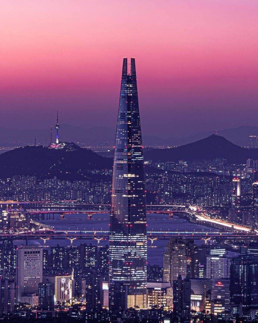 Lotte World Tower không chỉ là một tòa nhà, mà còn là một biểu tượng của sự phát triển hiện đại của Seoul