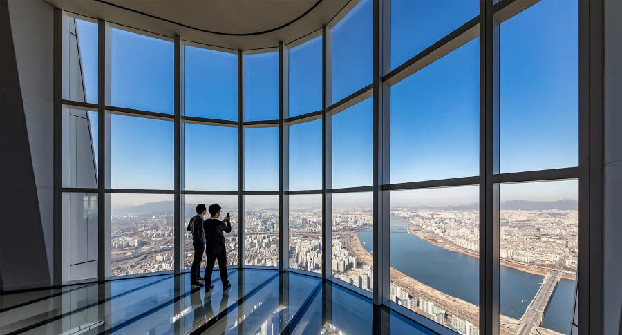 Đến với Lotte World Tower, bạn sẽ có cơ hội trải nghiệm cảm giác đỉnh cao tại đài quan sát đáy kính Seoul Sky