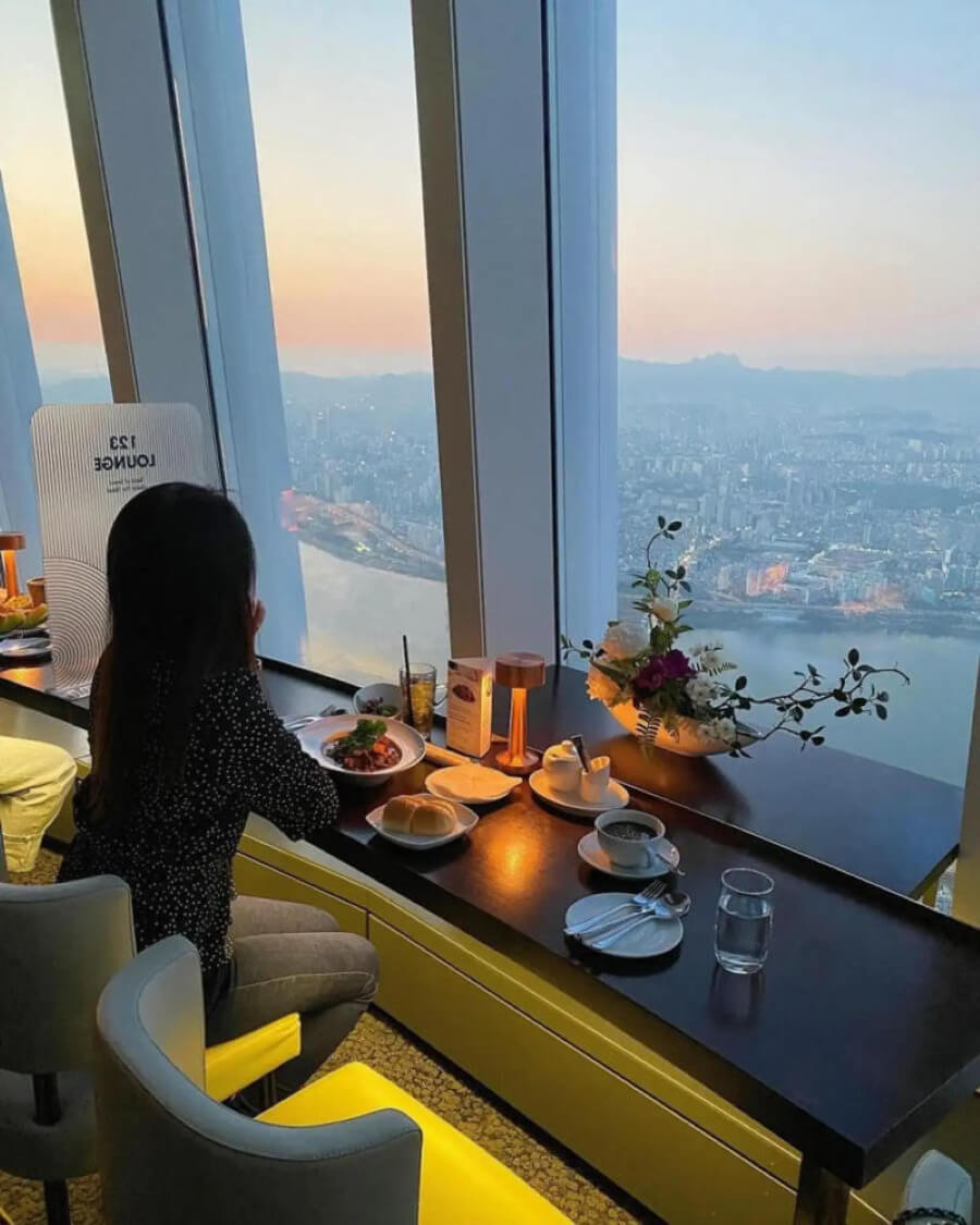 Lotte World Tower sở hữu hàng loạt nhà hàng, quán ăn với đủ các phong cách từ truyền thống đến hiện đại, từ Á đến Âu