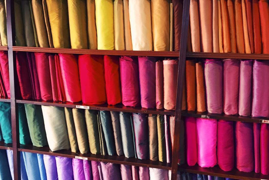 Những tuyệt tác lụa này được tạo ra bởi những đôi tay khéo léo của những nghệ nhân tài ba