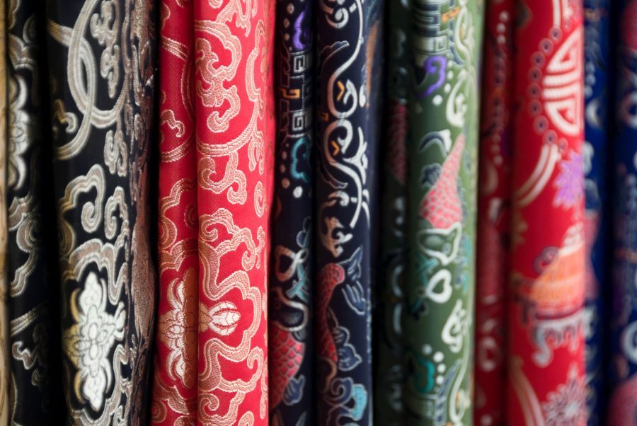 Các tấm lụa có nhiều màu sắc ấn tượng