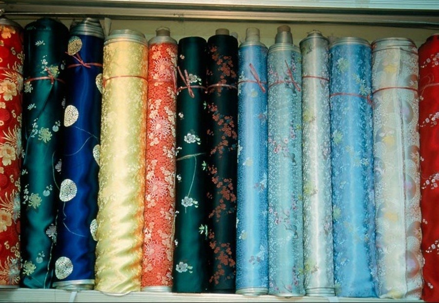 Những tuyệt tác lụa này được tạo ra bởi những đôi tay khéo léo của những nghệ nhân tài ba