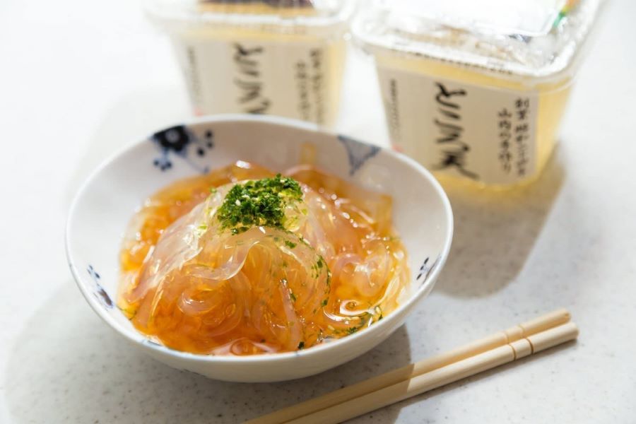 Khi thưởng thức, bạn sẽ cảm nhận được sự giòn dai, mát lạnh, tan chảy trong miệng, mang đến cảm giác sảng khoái độc đáo