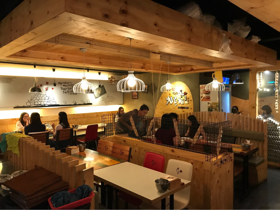 Kyochon Chicken Dongdaemun 1 là một trong những chi nhánh nổi tiếng nhất của chuỗi gà rán Kyochon được yêu thích tại Hàn