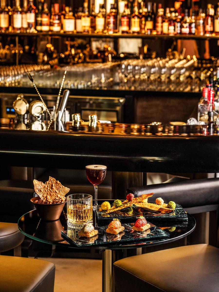 Menu của Privilege Bar vô cùng đa dạng, kết hợp hài hòa giữa ẩm thực truyền thống Hàn Quốc và các món ăn quốc tế