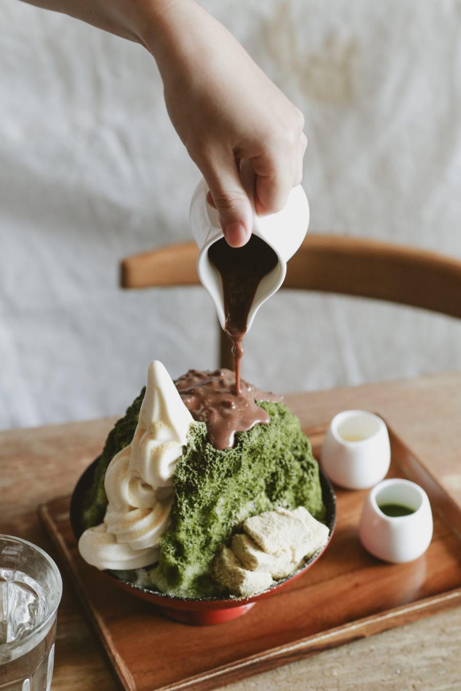 Kakigori là món kem đá bào trứ danh, được bào mỏng như tuyết mịn, phủ lên trên đủ loại siro trái cây đầy màu sắc