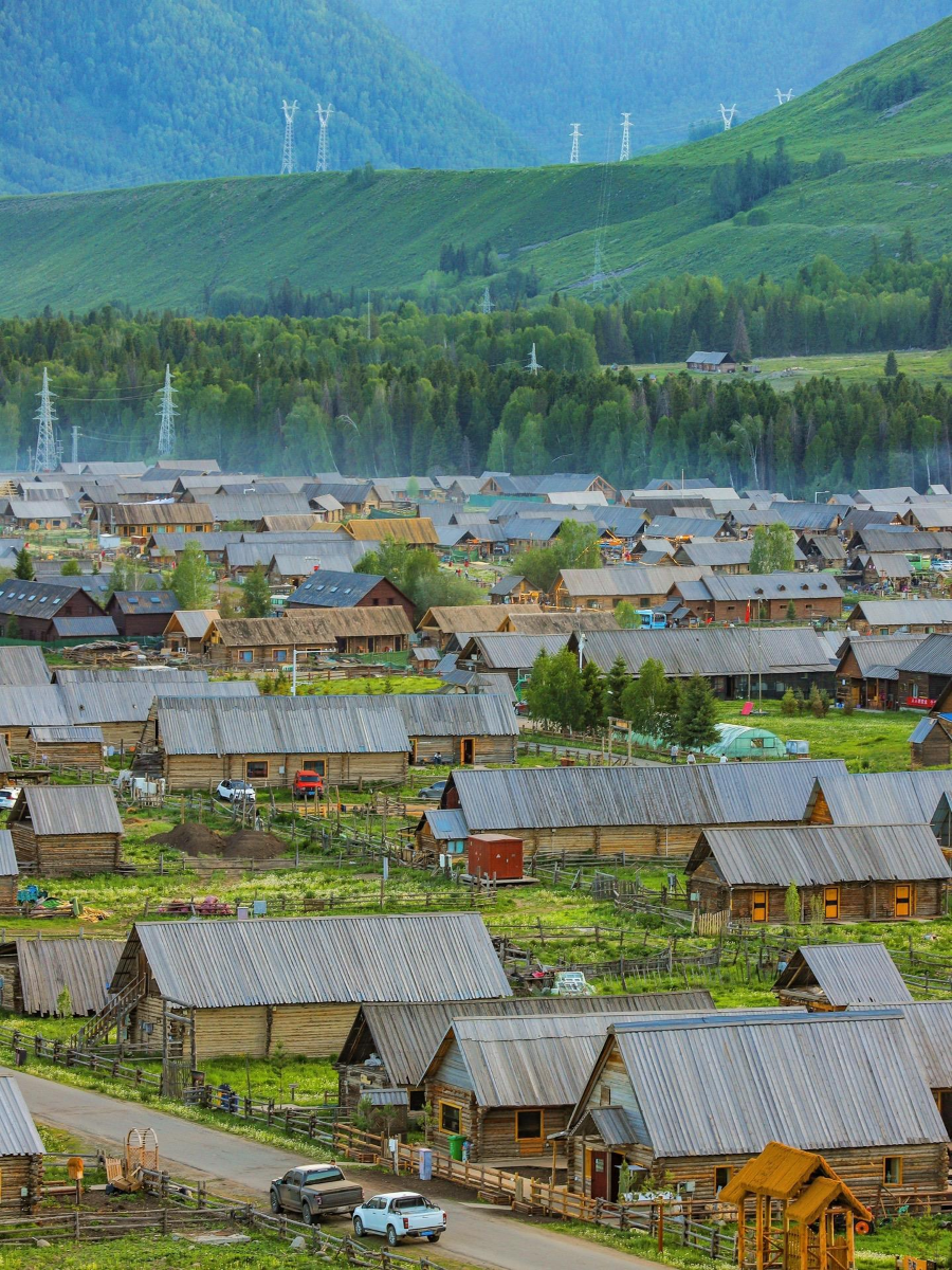 Làng Hemu hiện lên như một bức tranh bình yên, thanh tĩnh giữa khung cảnh thiên nhiên hùng vĩ