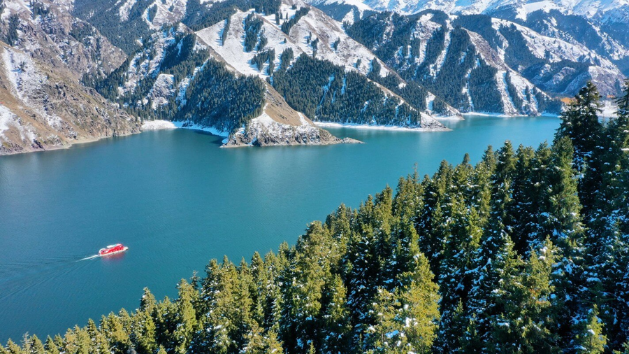 Hồ Thiên Trì tựa như chốn bồng lai tiên cảnh, níu chân du khách bởi vẻ đẹp long lanh, thơ mộng