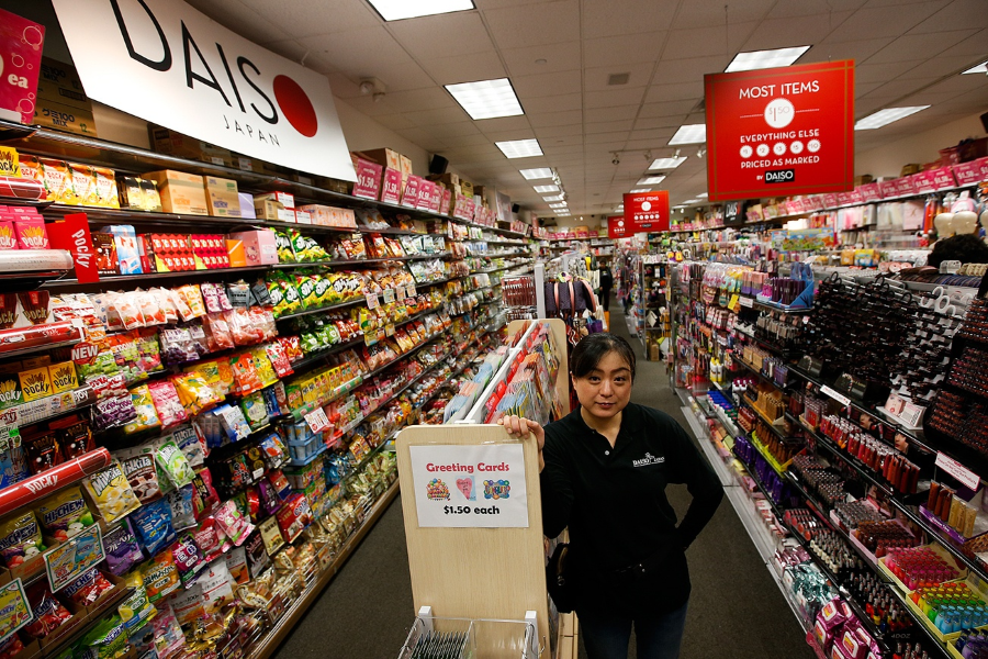 Mua sắm tại cửa hàng Daiso sầm uất
