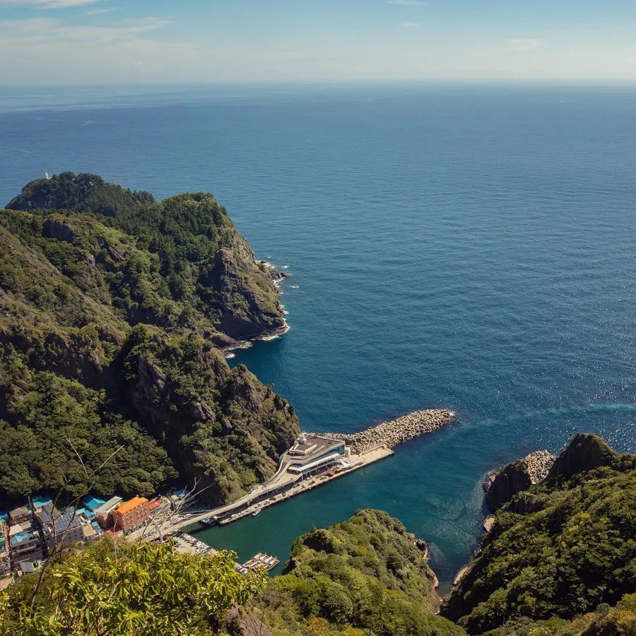 Là một hòn đảo biệt lập, Ulleungdo là điểm đến lý tưởng cho những ai yêu thích khám phá thiên nhiên và trải nghiệm các hoạt động ngoài trời