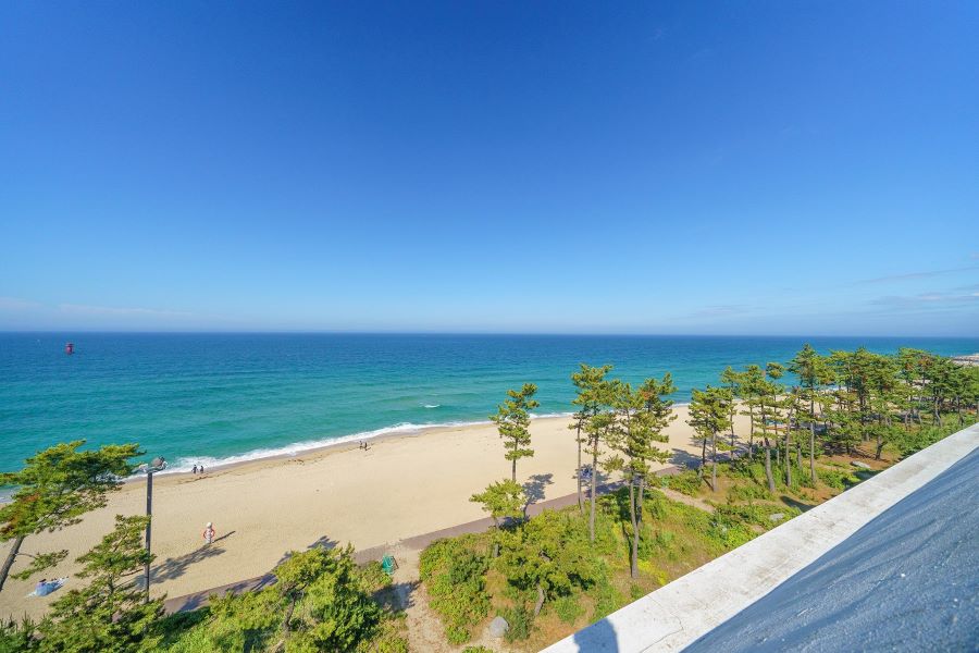 Nằm thơ mộng bên bờ biển phía Đông Hàn Quốc, Gyeongpo ẩn mình trong khung cảnh thiên nhiên hùng vĩ, mang đến cho du khách một bức tranh mùa hè rực rỡ và đầy sức sống