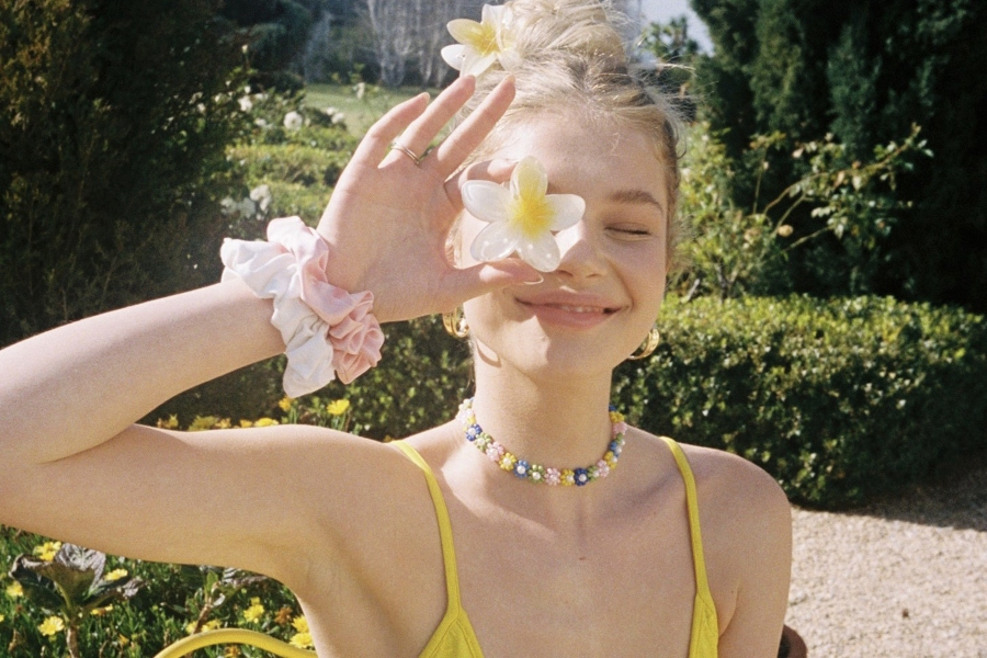 Kẹp hoa sứ - Một trong những item đi biển đang được nhiều chị em yêu thích