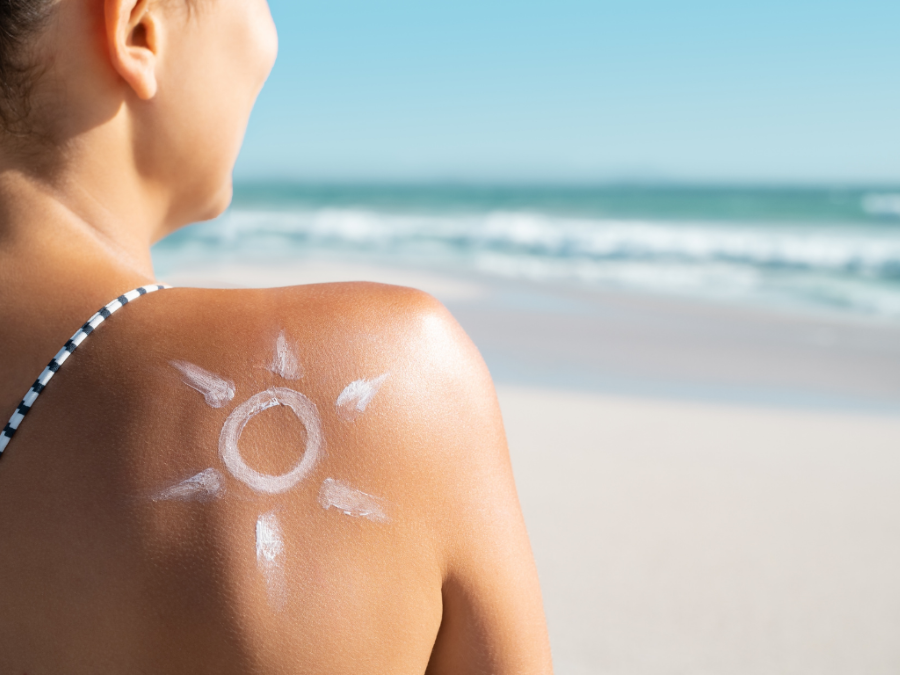 Kem chống nắng - một trong những phụ kiện đi biển hàng đầu mà bạn nhất định phải mang theo