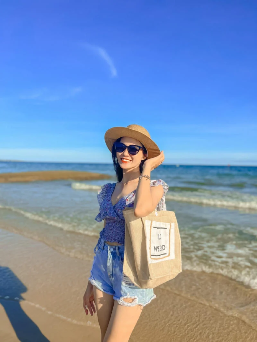 Kính mát dường như là một item không thể thiếu khi đi biển