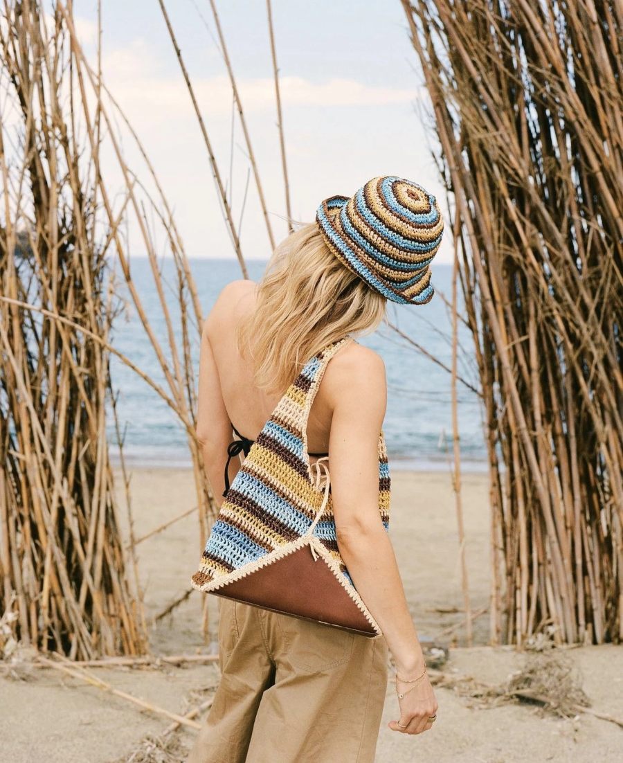 Một chiếc túi đan len cũng có thể giúp cho outfits của bạn thêm ấn tượng và mới lạ