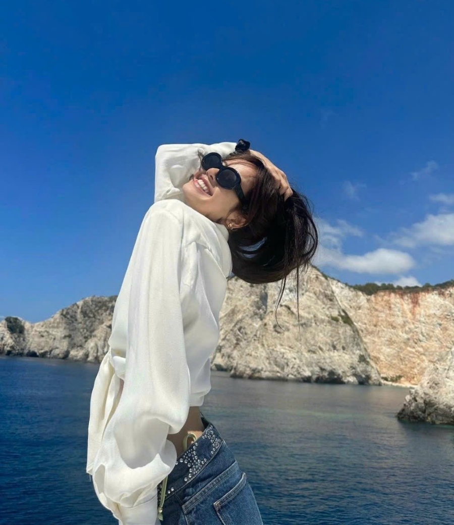 Một chiếc kính mát thời thượng sẽ giúp bạn có những bức ảnh sống ảo cực chất