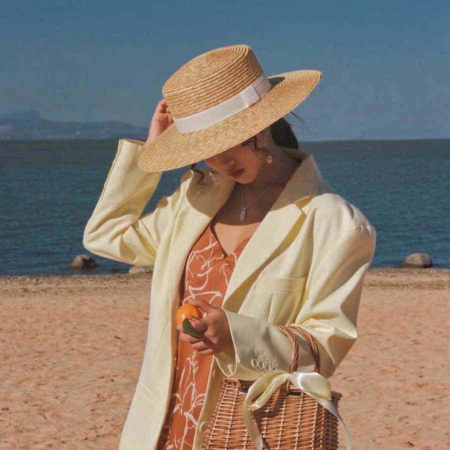 Mũ cói được xem là điểm nhấn thời trang cực kỳ sành điệu, giúp các nàng tự tin tỏa sáng trên bờ cát trắng
