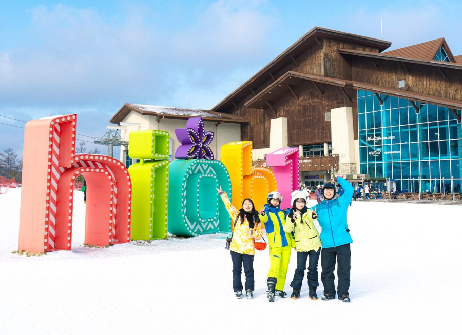 Với những dãy núi phủ đầy tuyết trắng xóa, các khu nghỉ dưỡng tại Hàn Quốc đã thu hút đông đảo du khách mỗi khi đông về