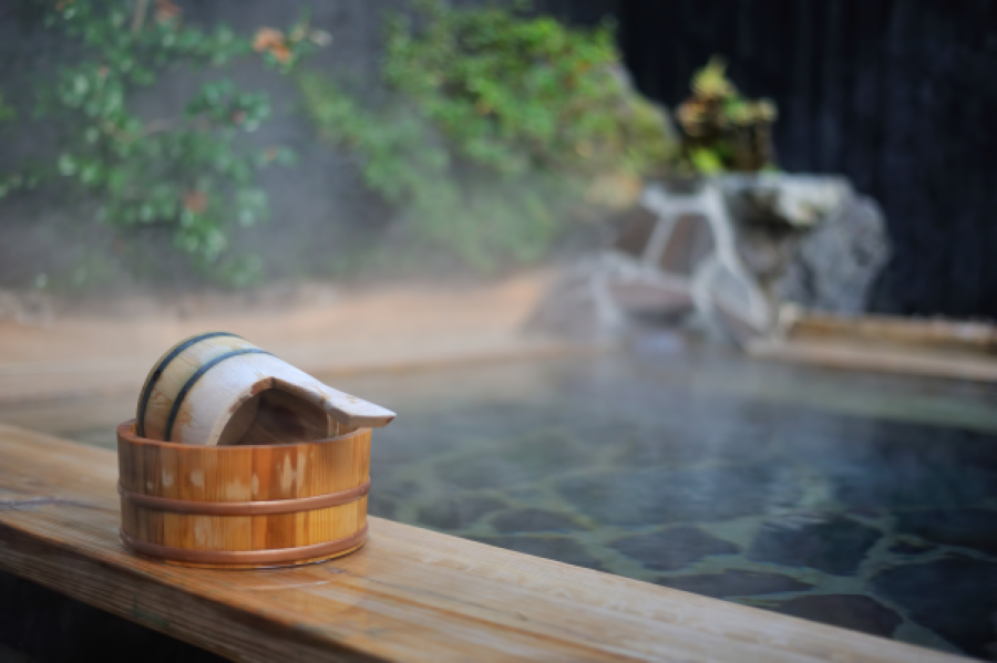 Việc ngâm mình trong suối nước nóng giúp cơ thể thư giãn, giảm căng thẳng và cải thiện sức khoẻ