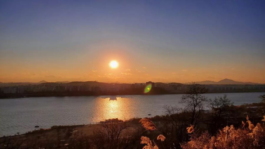 Vào buổi chiều tà, bầu trời rực rỡ sắc cam, nhuộm hồng cả thành phố khiến ai ai cũng đều say mê