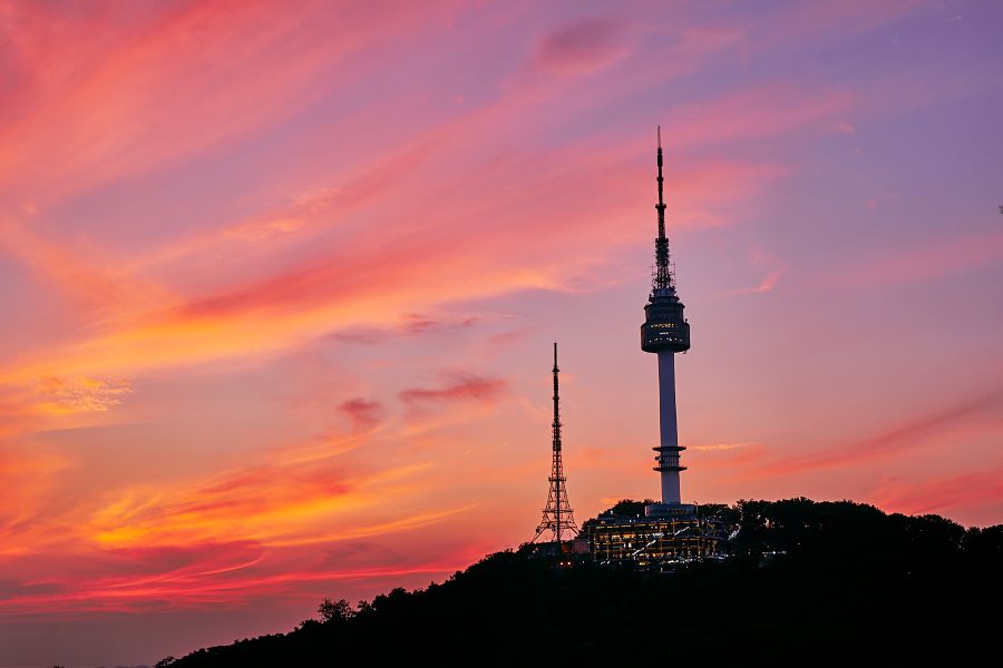 Khung cảnh hoàng hôn siêu lãng mạn mỗi khi chiều về tại Tháp Namsan