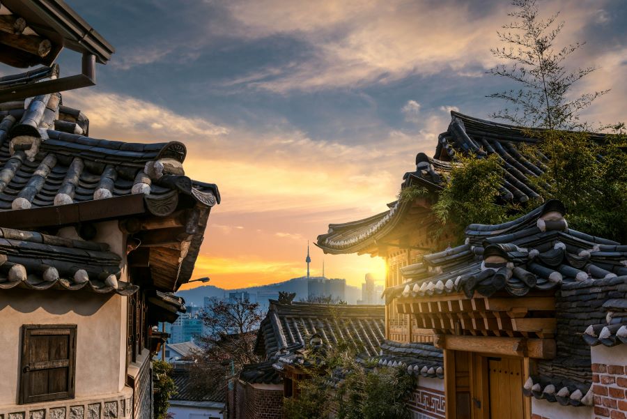 Ẩn mình giữa sự sôi động và hiện đại của Seoul, Làng Bukchon Hanok mang đến cho du khách một trải nghiệm hoàn toàn khác biệt
