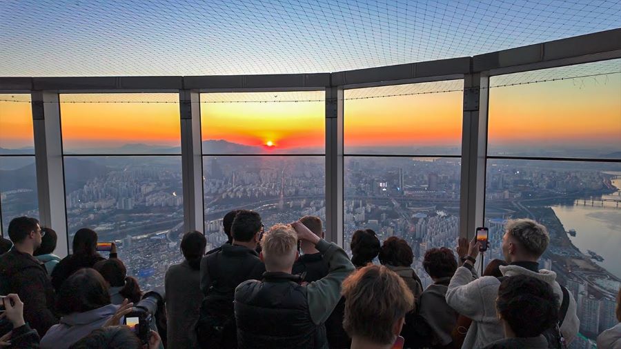Tại đây, bạn có thể phóng tầm mắt ra xa và chiêm ngưỡng khung cảnh Seoul lung linh huyền ảo khi hoàng hôn buông xuống