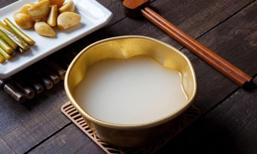 Rượu gạo Makgeolli sở hữu một hương vị đặc trưng, dễ nhận biết và khác biệt so với các loại rượu khác